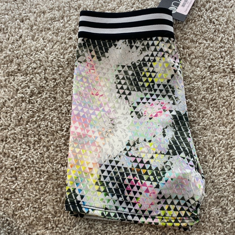 Onzie Yoga Elastic Short. BNWT. S/M - Picture 3 of 6